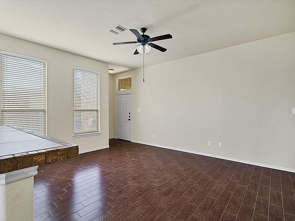 3rd image of 542 Creekside Cir