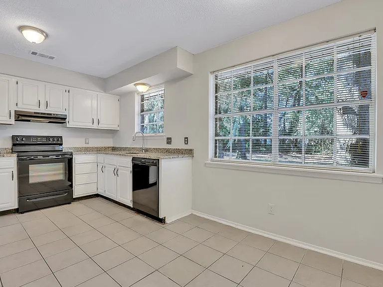 423 Edgewater Rd — Photo 11