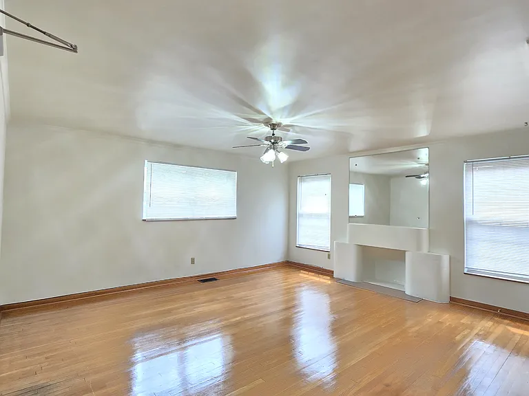 1071 S Cassingham Rd — Photo 7