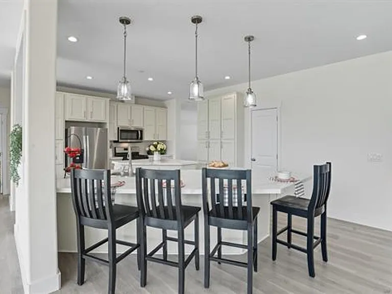 2080 Curtis Dr — Photo 2