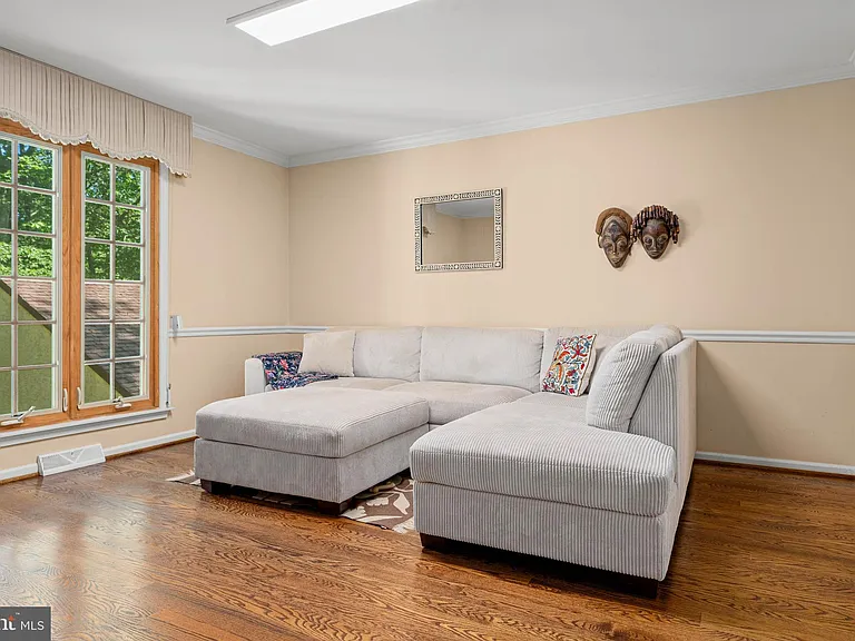 644 Robinson Ln — Photo 22