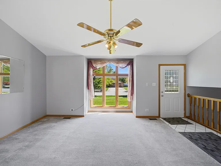 752 Rosanne St — Photo 9