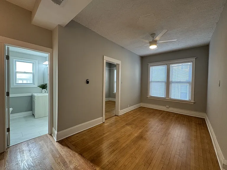 1721 W Nelson St — Photo 17
