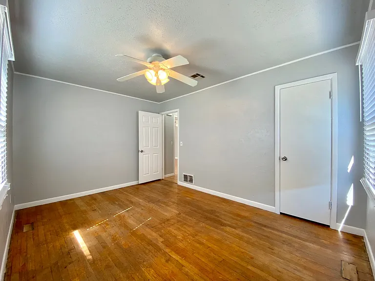 429 W Hurd St — Photo 9