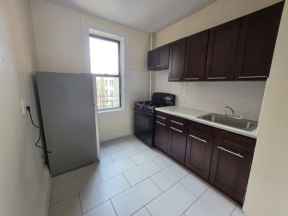 1st image of 500 Montgomery St Unit 9