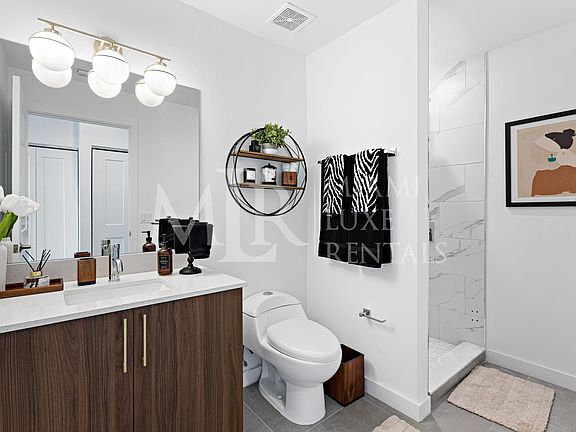 4th image of 222 NW 8th St #525