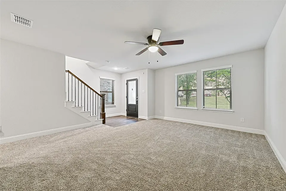 3 bed, 2705 sqft, $3,204 — Photo 3