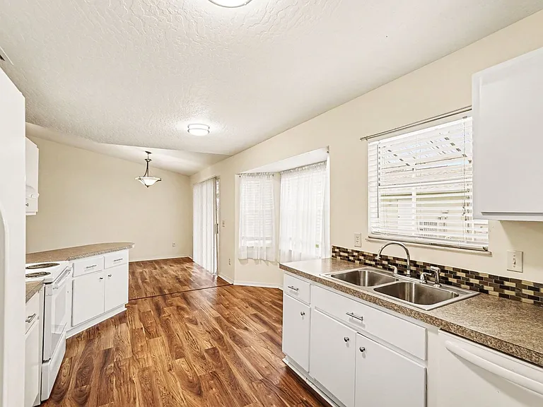 880 Vocelle Ave — Photo 11