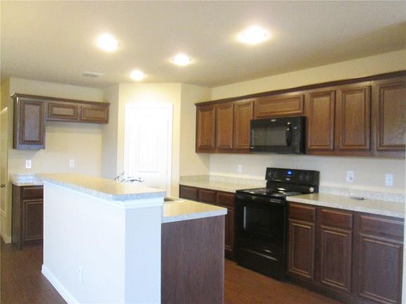 3rd image of 733 River Hill Ln