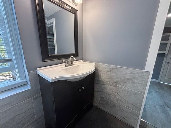 2nd image of 1122 Ocean St