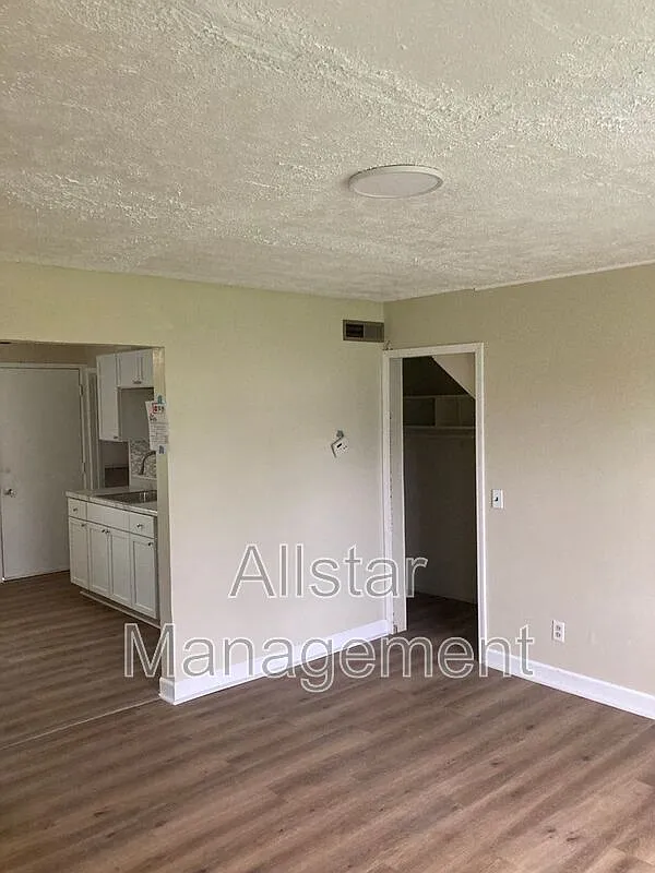 3 bed, 1.0 bath, 900 sqft, $1,250 — Photo 4
