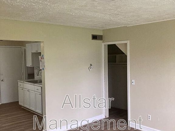 4th image of 938 S Central Dr