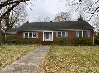 635 W 8th St, Newton, NC 28658