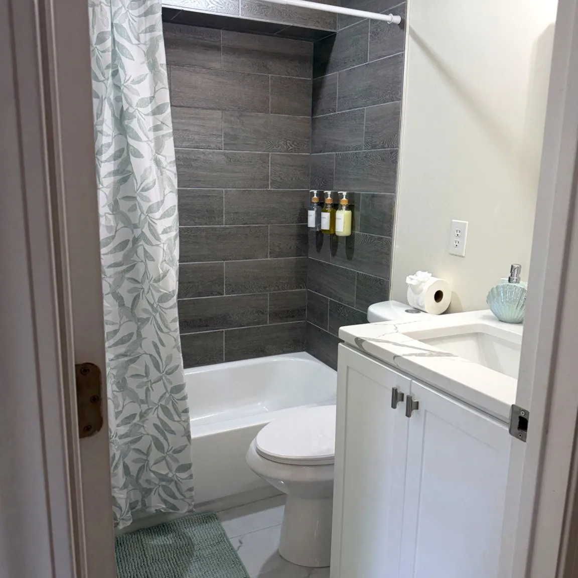 2 bed, 720 sqft, $2,200 — Photo 2