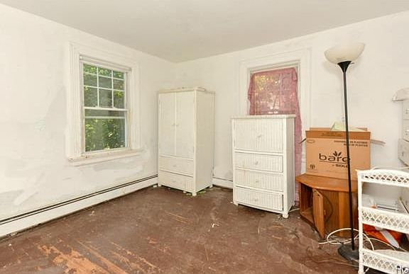 5th image of 35 Riverdale Ave