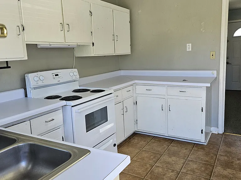 5050 Pulliam St #5050 — Photo 9