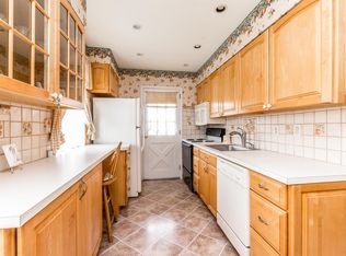 5 Derby Rd, Hicksville, NY 11801