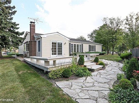 2nd image of 704 Oakwood Dr