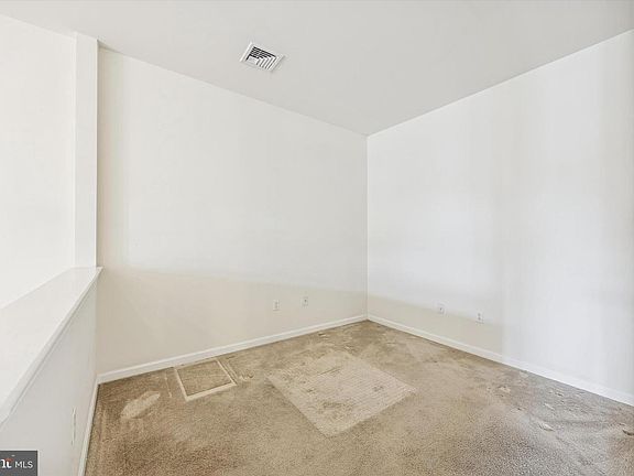 4th image of 427 Carson Ter