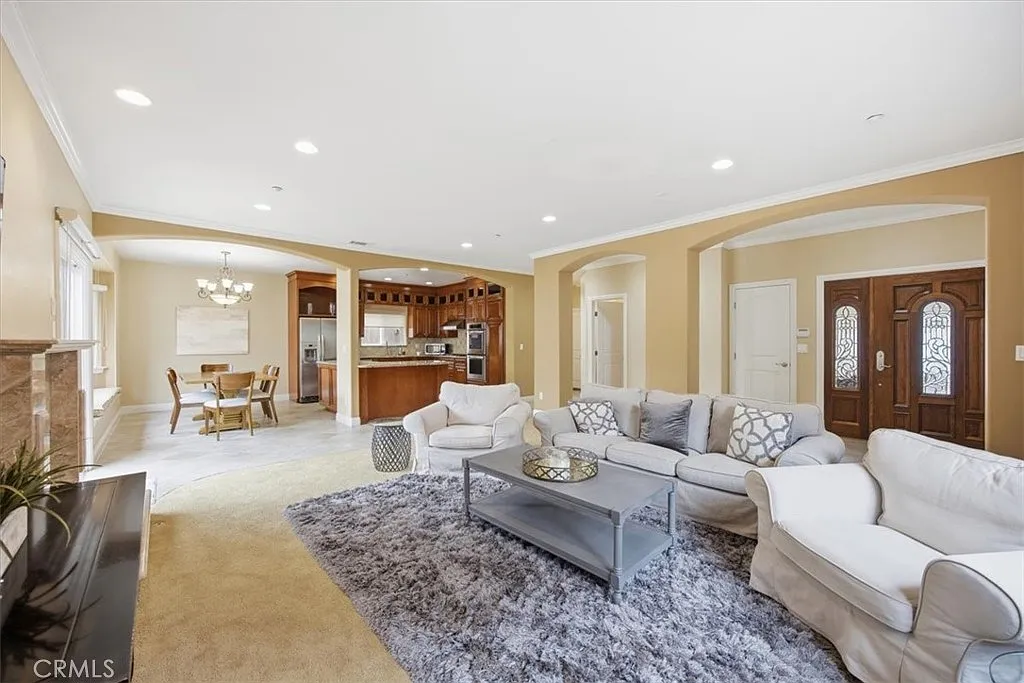 4 bed, 2410 sqft, $7,950 — Photo 4
