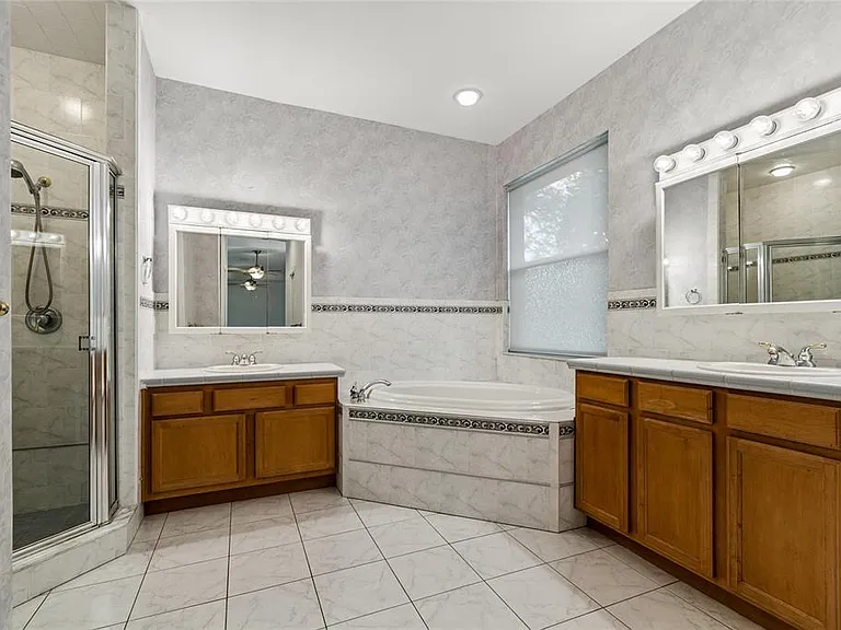 2204 Elizabeth Way — Photo 7