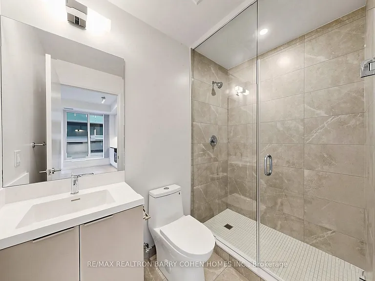 400 King St W #823 — Photo 35