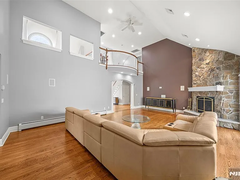 351 White Ave — Photo 6