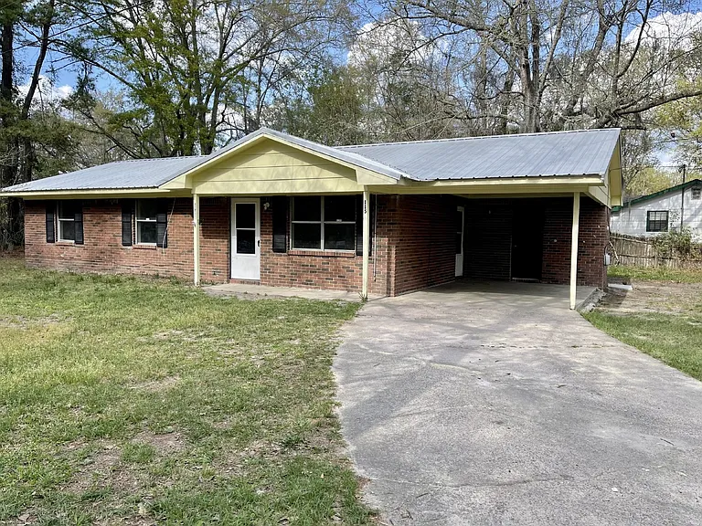 115 Hardwick Rd — Photo 1