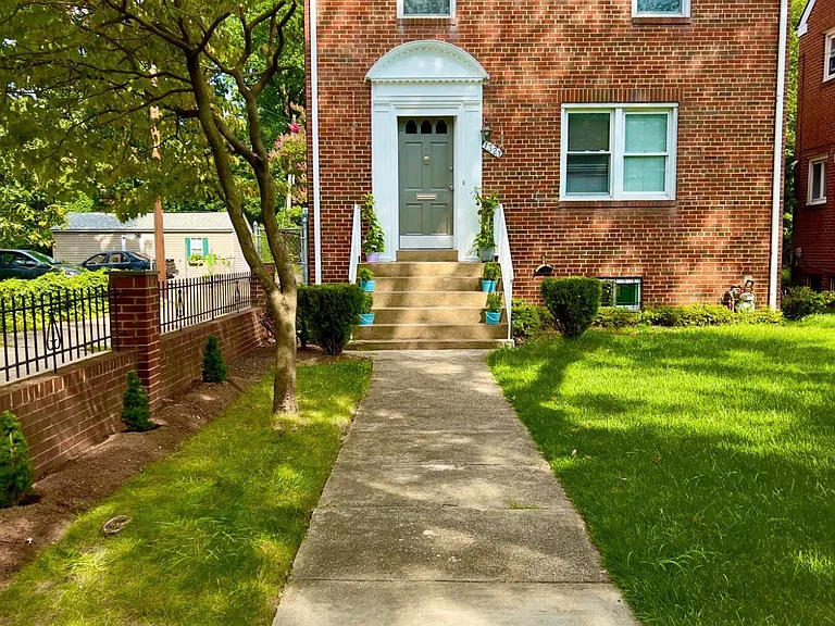 1323 44th St NE — Photo 1