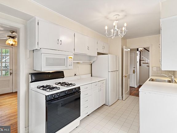 4th image of 2317 Valley Dr