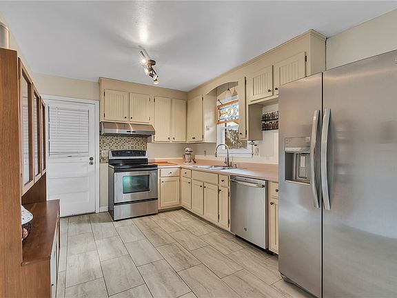 3rd image of 111 Leafwood Dr
