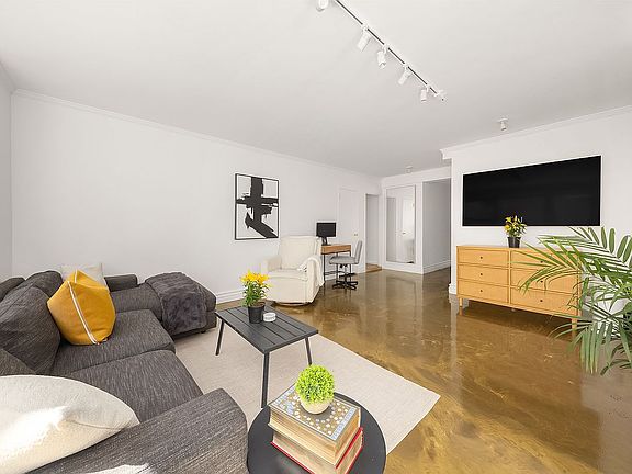 3rd image of 150 E 61st St APT 2A