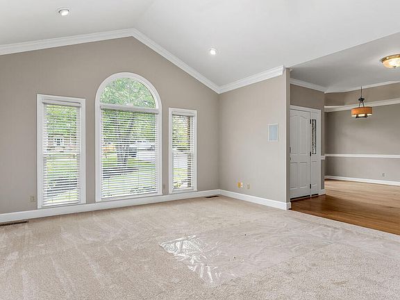 5th image of 852 Spring Valley Rd
