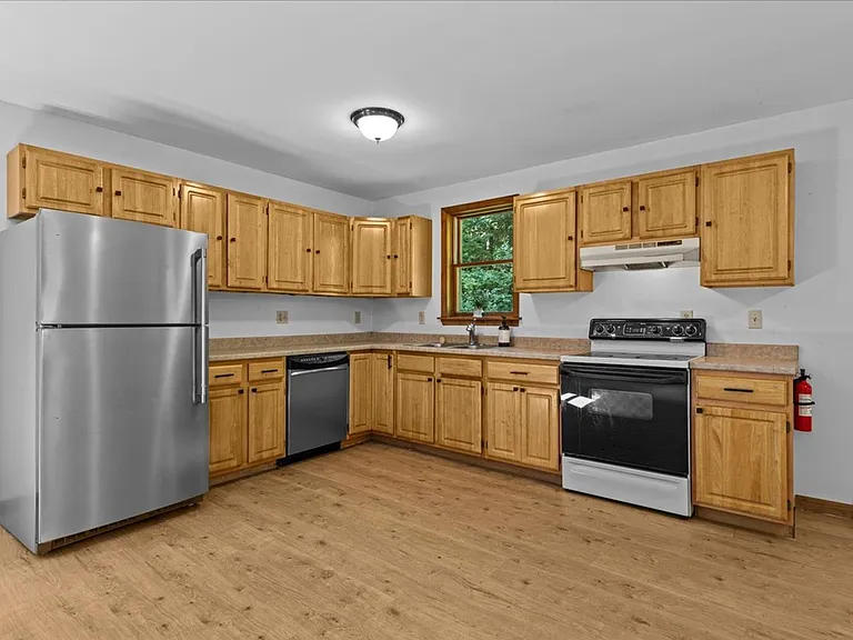 1672 Sweet Hollow Rd — Photo 15