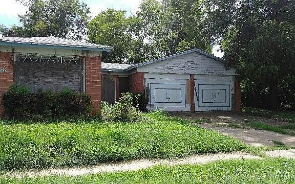 3rd image of 832 E Maddox Ave