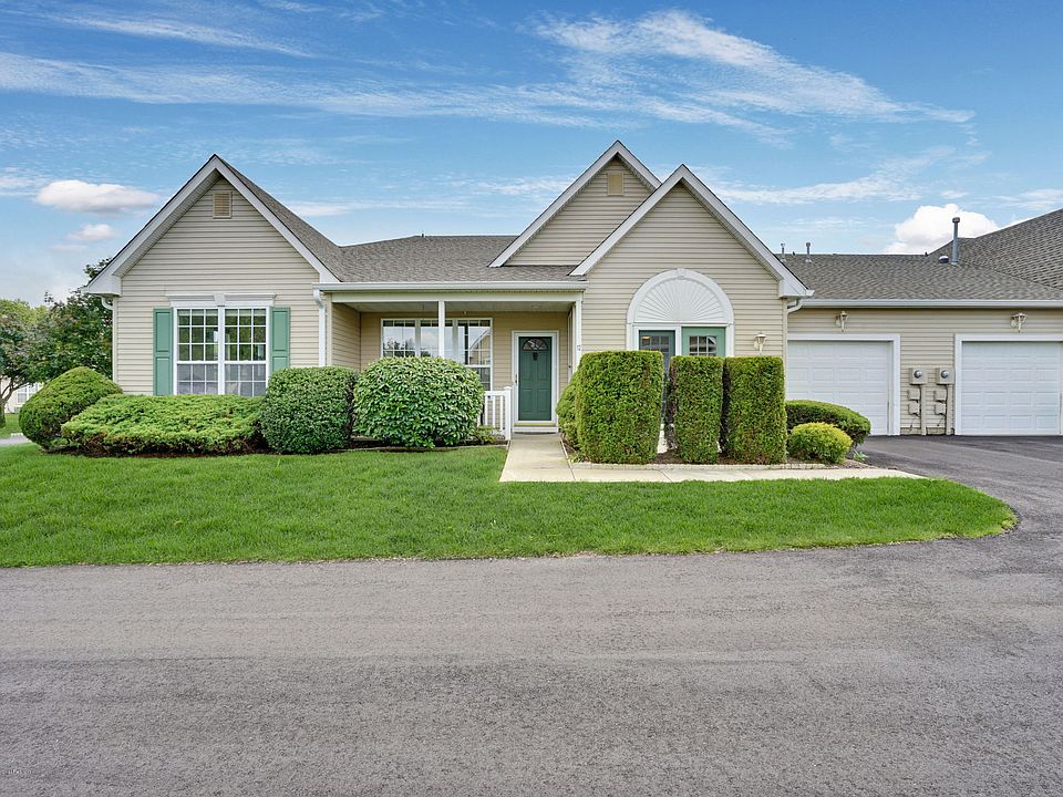 1st image of 12 Deerchase Ln