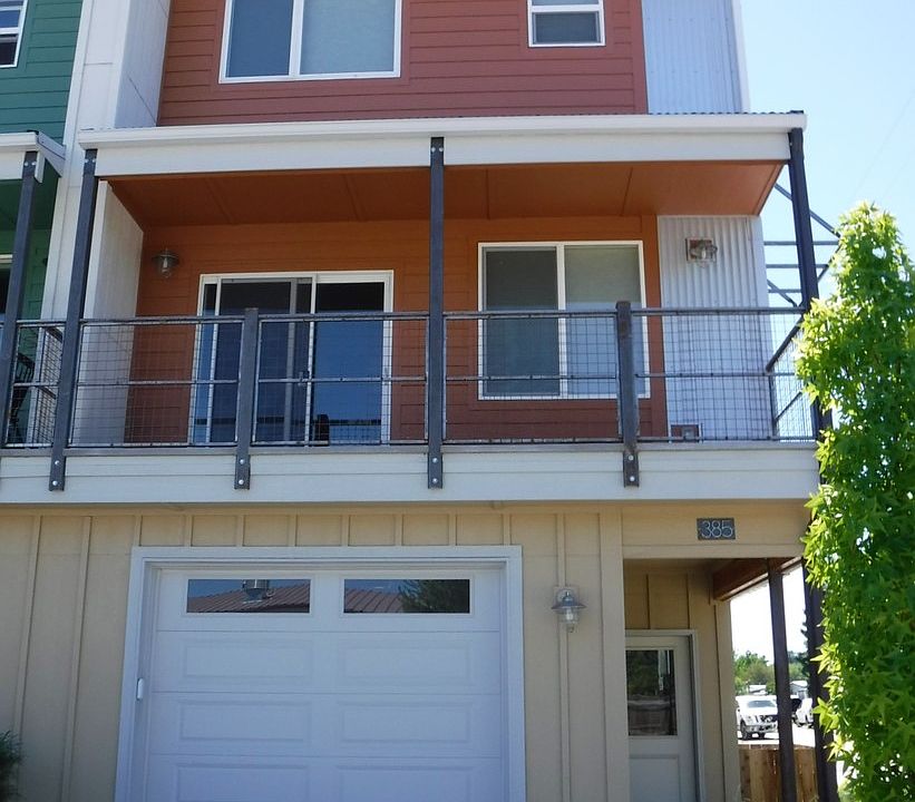 1st image of 385 E 41st St