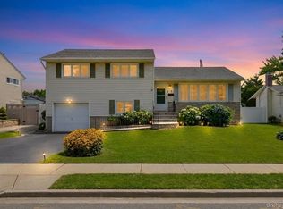 7 Primrose Ave, Hicksville, NY 11801