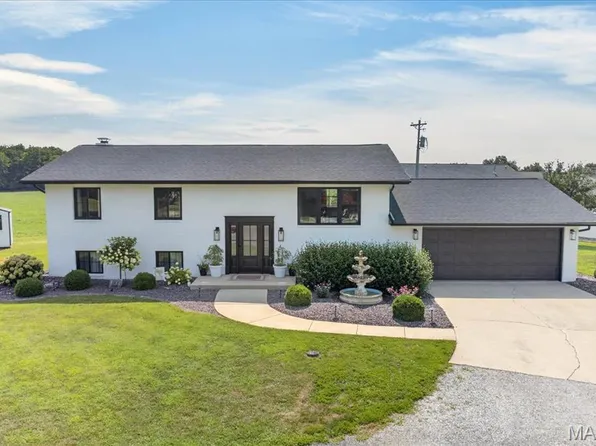 1670 Fayette St, Carlyle, IL 62231