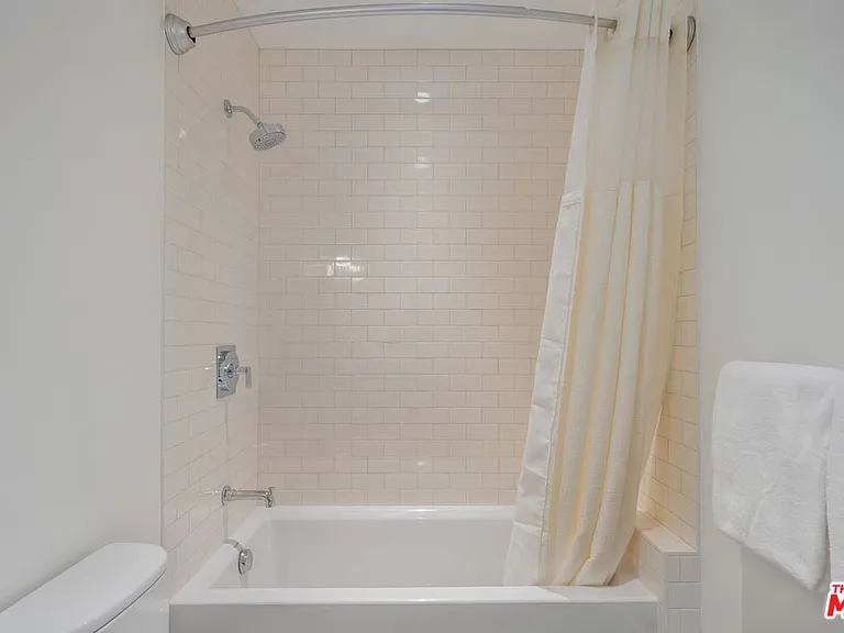 1222 S Genesee Ave — Photo 65