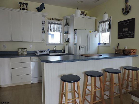 4th image of 843 3rd St Unit 2
