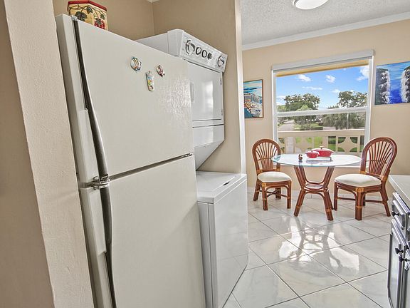 3rd image of 1001 Flame Vine Ave APT 202