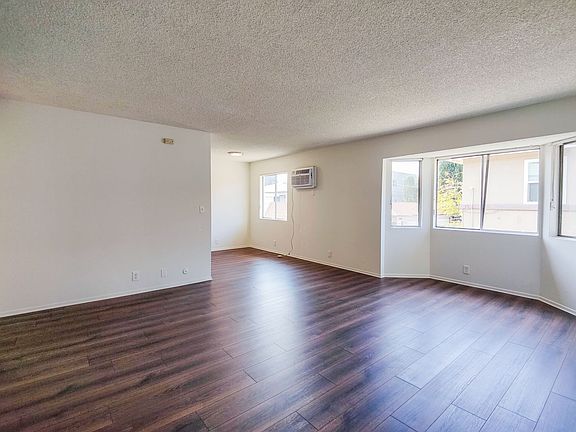 4th image of 11422 Emelita St APT 6