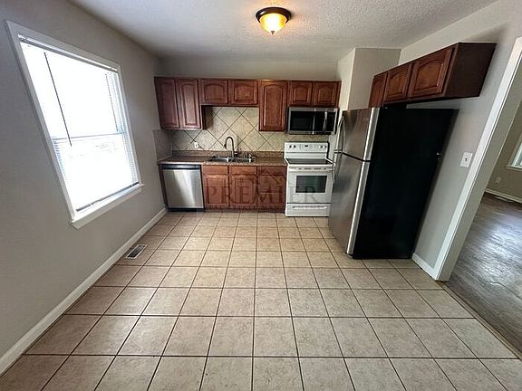 4th image of 613 N Sunset Dr
