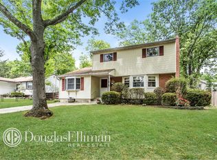 17 Talbot Ln, Smithtown, NY 11787