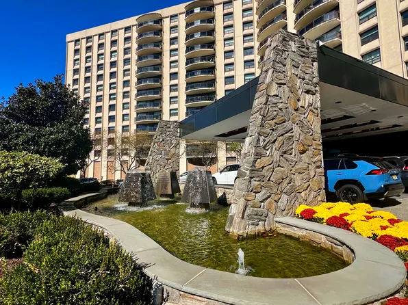 2 Claridge Dr APT 11JE, Verona, NJ 07044