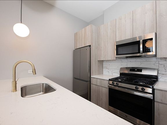 2nd image of 3252 N Wilton Ave #202