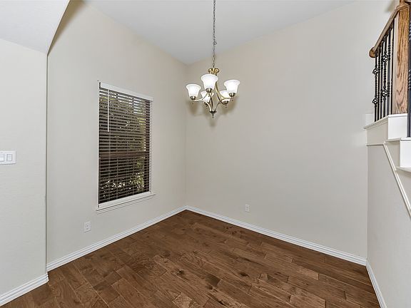 5th image of 679 Emily Ln