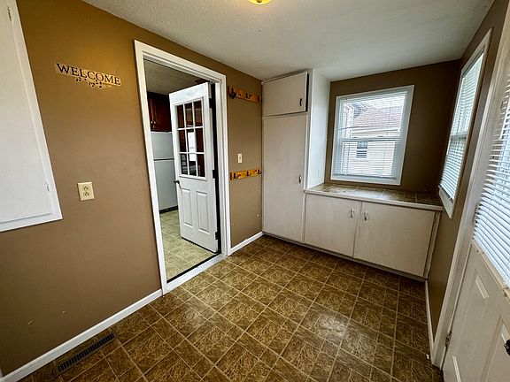 4th image of 309 E Oak St