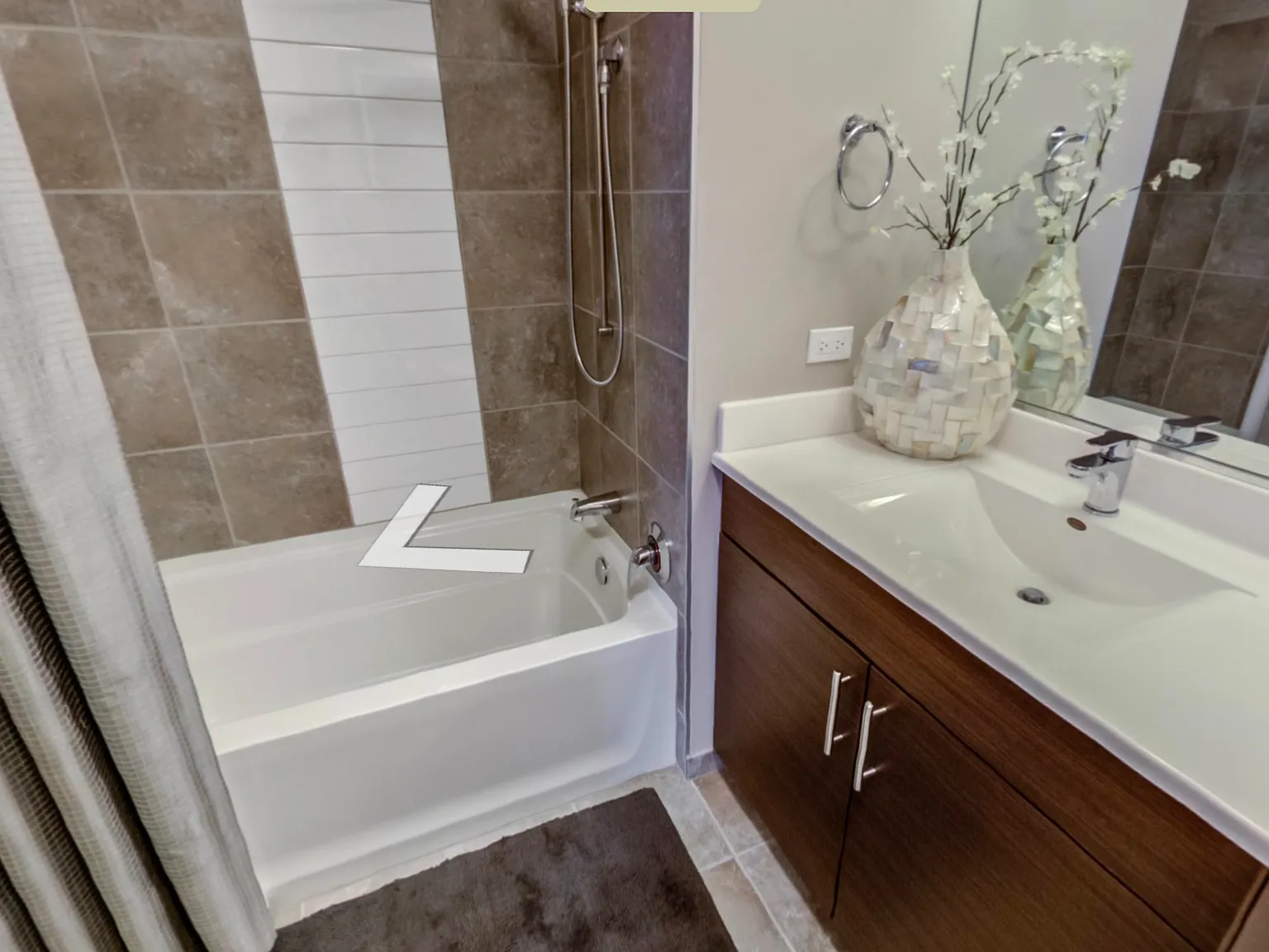 1 bed, 698 sqft, $3,300 — Photo 3